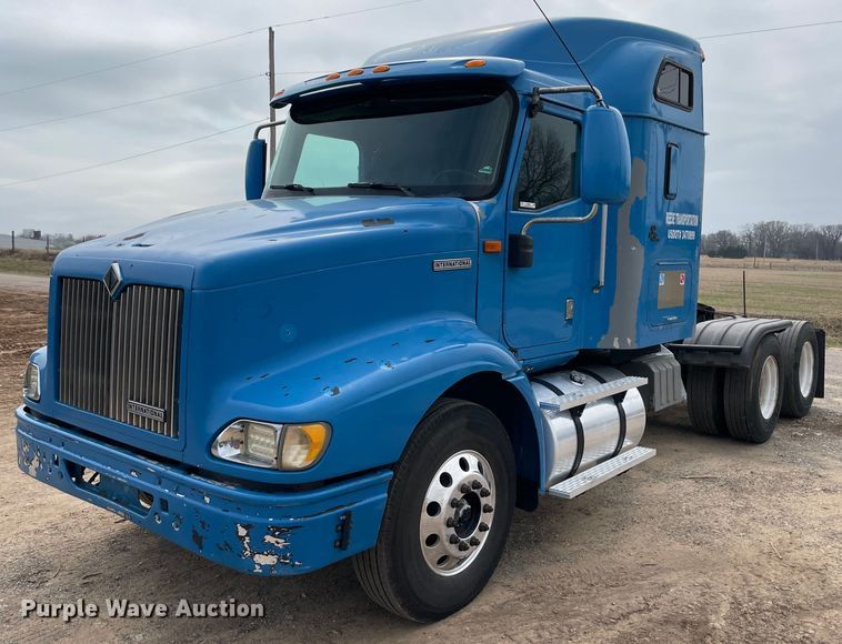 2001 International 9200  semi truck - KJ9909