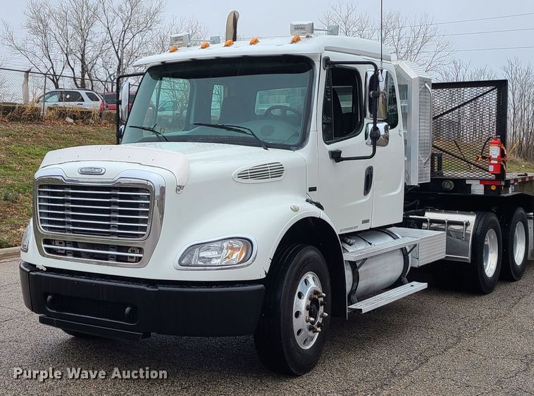 2005 Freightliner Business Class M2  semi truck - LH9965