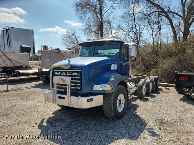 2006 Mack CT Granite  truck cab and chassis - LI9011