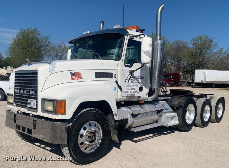 2004 Mack CH613  semi truck - LI9114