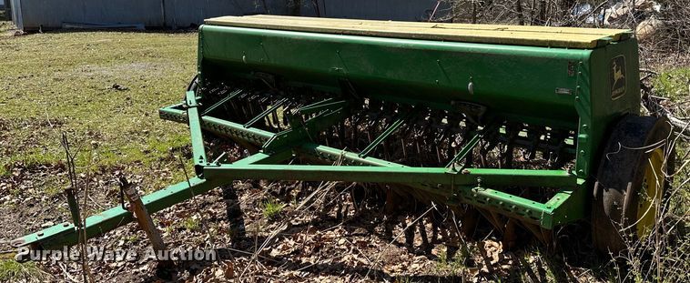 John Deere 8300  grain drill - LR9561