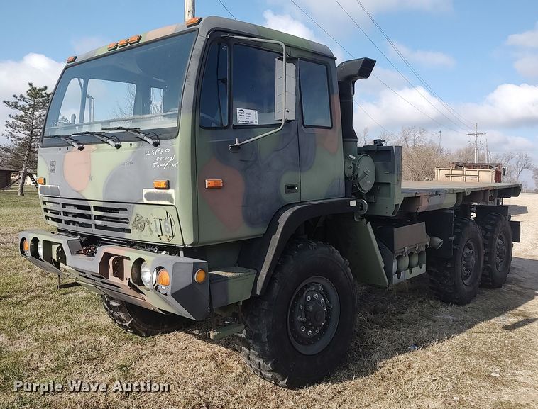 2002 Stewart & Stevenson M1083A1  flatbed truck - DO3887