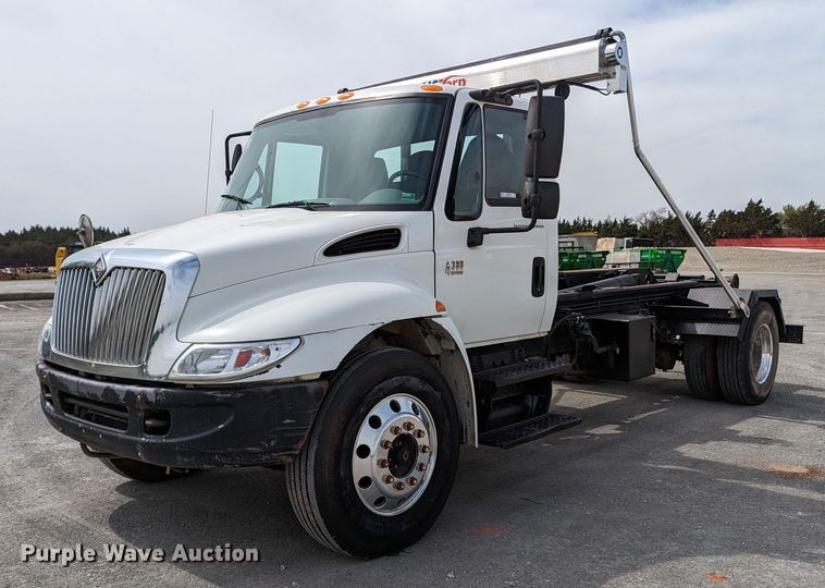 2003 International 4300  roll-off container truck - MN9835