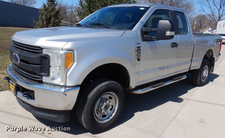 2017 Ford F250 Super Duty XL  SuperCab pickup truck - MO9576