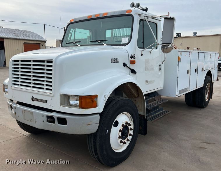 2001 International 4900  utility / service truck - MQ9860