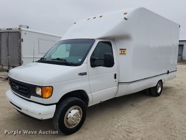 2003 Ford E350 Super Duty  box truck - MW9542