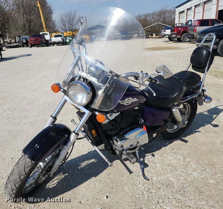 1996 Honda Shadow VT1100C2  motorcycle - MW9578