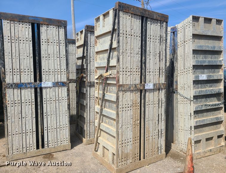 Approximately 128 Badger aluminum concrete forms - DM4931