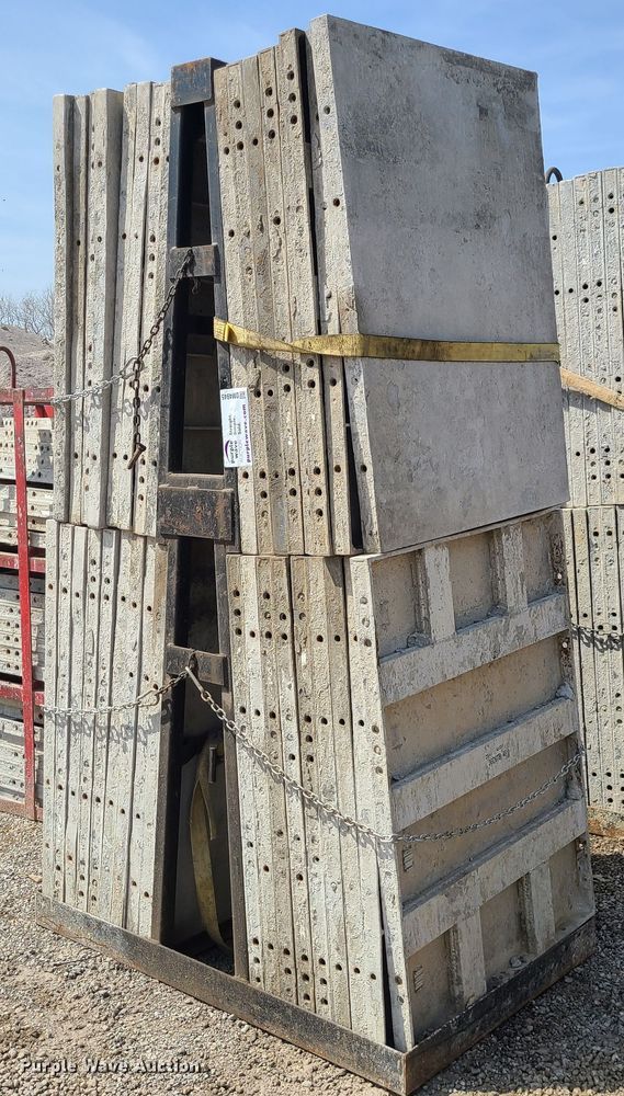 Approximately 224 Badger aluminum concrete forms - DM4945