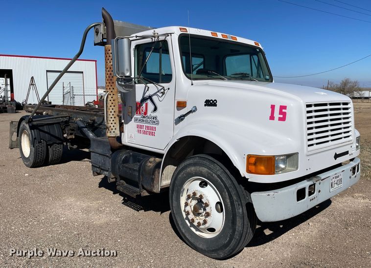 1997 International 4900  roll-off container truck - DN4579