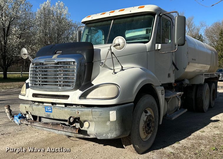 2008 Freightliner Columbia  water truck - DR5135