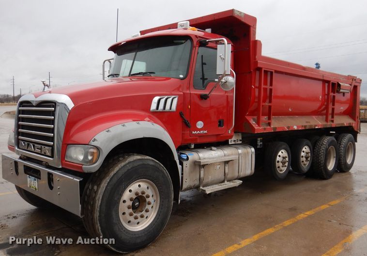 2014 Mack Granite  dump truck - IO9455