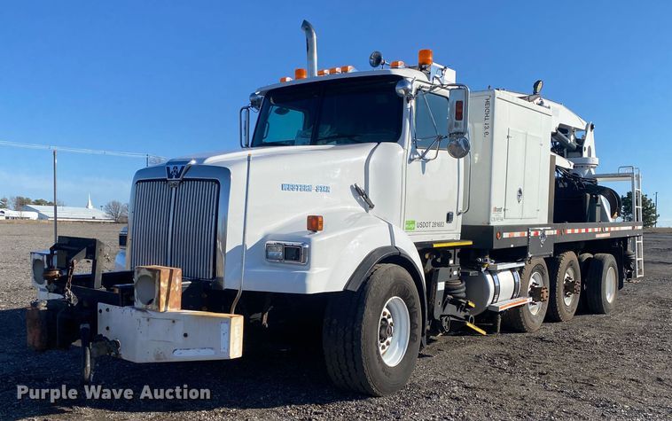 2002 Western Star 4900  crane truck - JW9198
