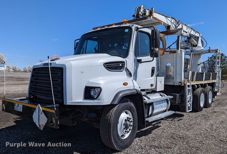 2014 Freightliner 114SD  crane truck - KB9534