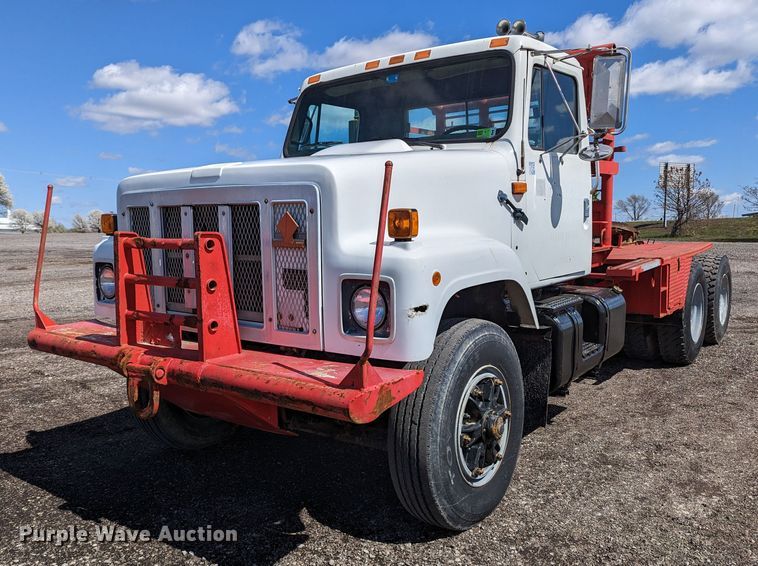 1991 International F2574  winch truck - KB9537