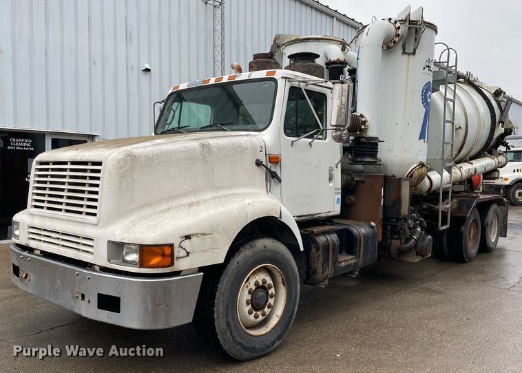2001 Internationl 2674  vacuum truck - LJ9560
