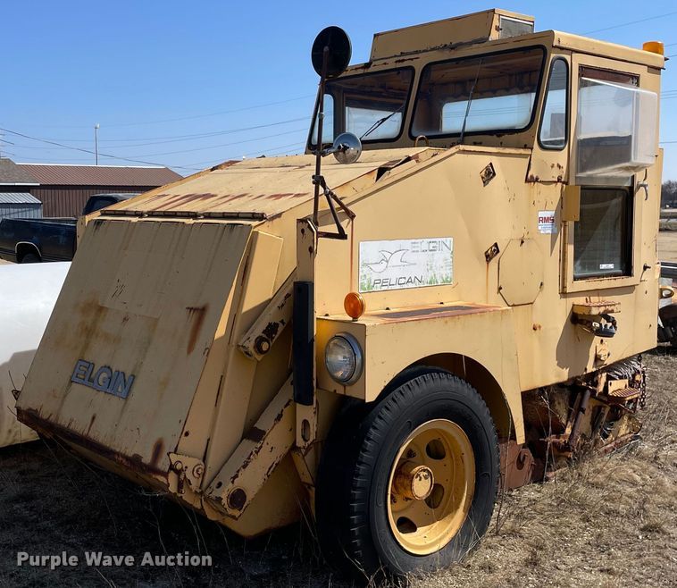 Elgin Pelican  street sweeper - LJ9572