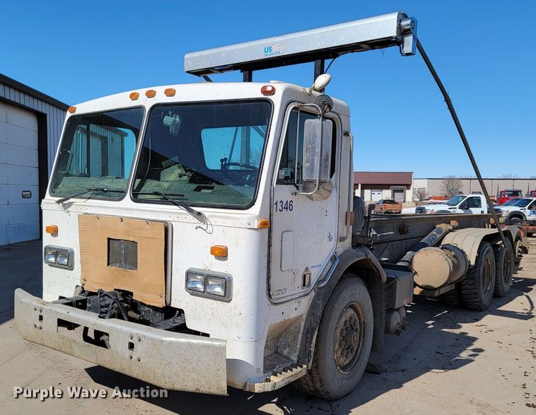 1993 Perterbilt 320  roll-off container truck - LV9418