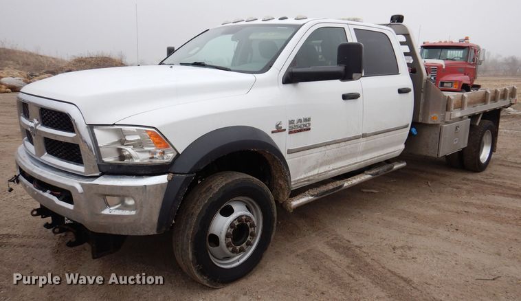 2017 Dodge Ram 5500HD  Crew Cab flatbed truck - MO9544