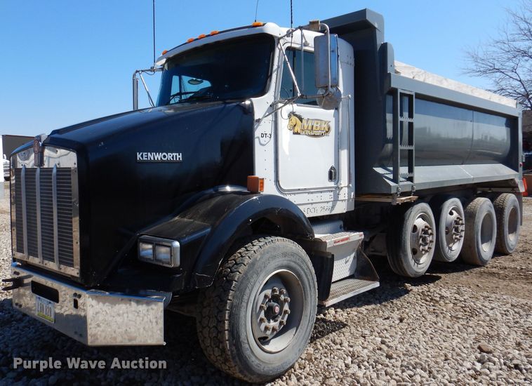 2004 Kenworth T800  dump truck - MO9575