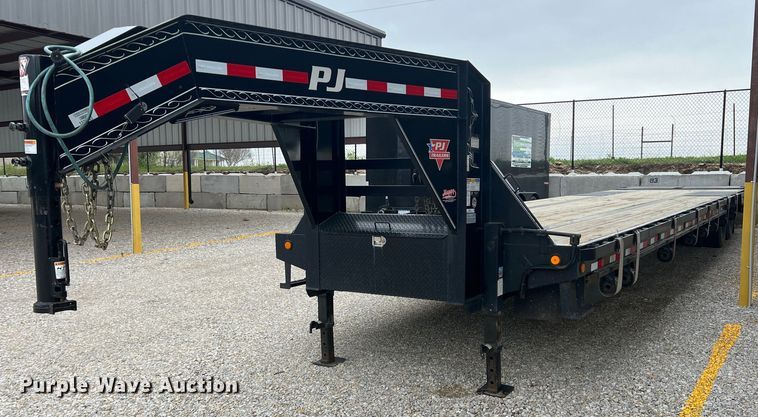 2020 PJ  equipment trailer - MQ9871