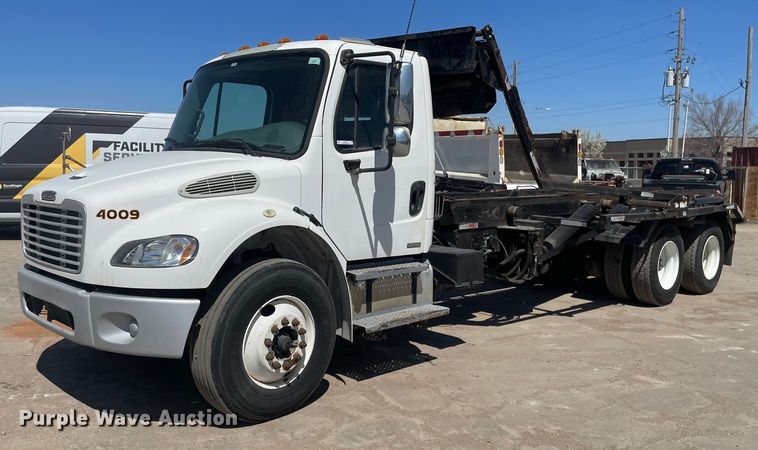 2007 Freightliner Business Class M2  roll-off container truck - MY9244