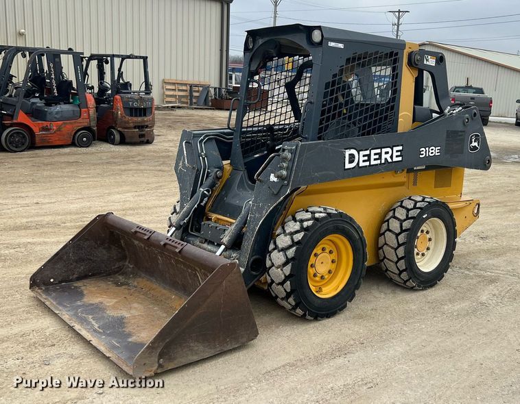 2015 John Deere 318E  skid steer loader - MY9555