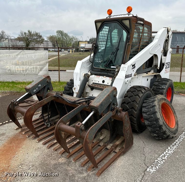 2004 Bobcat S250  skid steer loader - LR9642