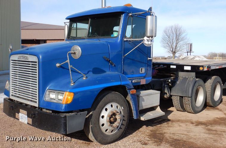 2001 Freightliner FLD112  semi truck - MO9574
