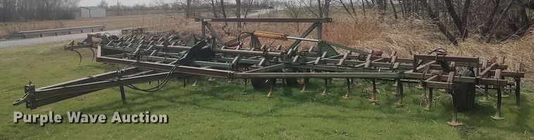 John Deere  field cultivator - DQ0475