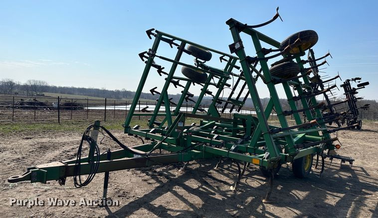 John Deere  field cultivator - DR5110