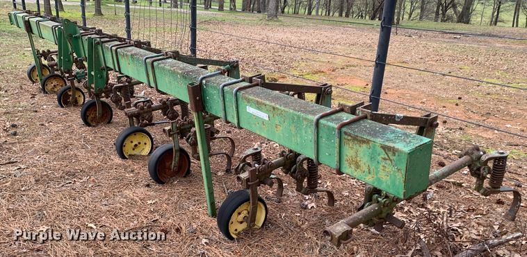 John Deere  row crop cultivator - LI9177