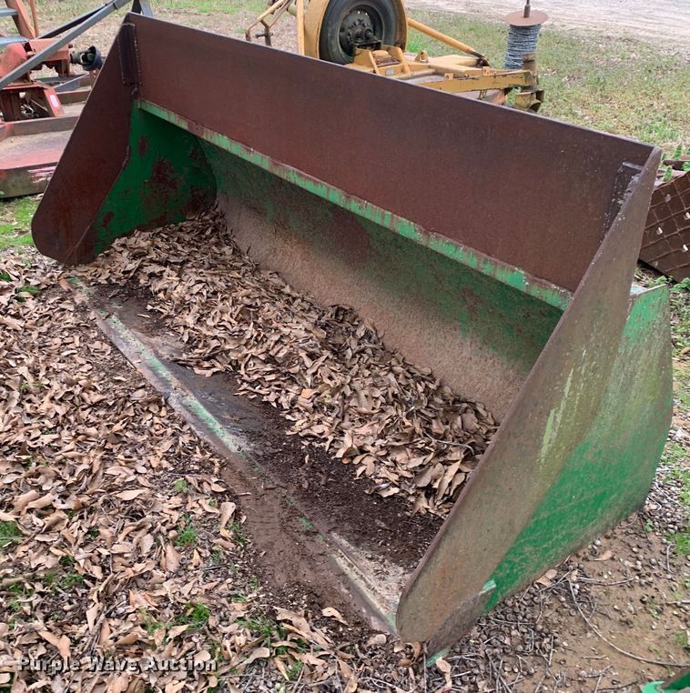 John Deere  7'2"W bucket - LI9185
