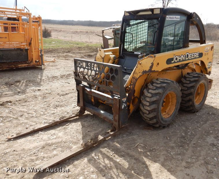 2002 John Deere 250  skid steer loader - MO9602