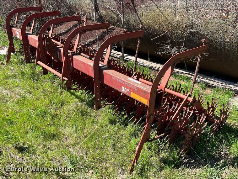 International 300  rotary hoe - MY9633