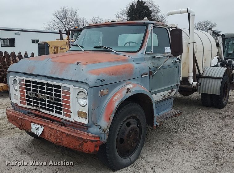 1970 GMC 5500  water truck - DO3857