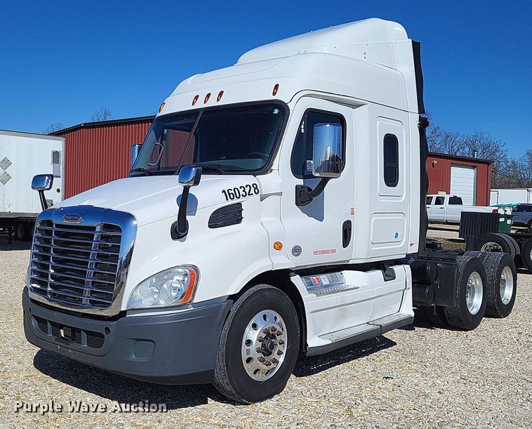 2016 Freightliner Cascadia 113  semi truck - DO3634