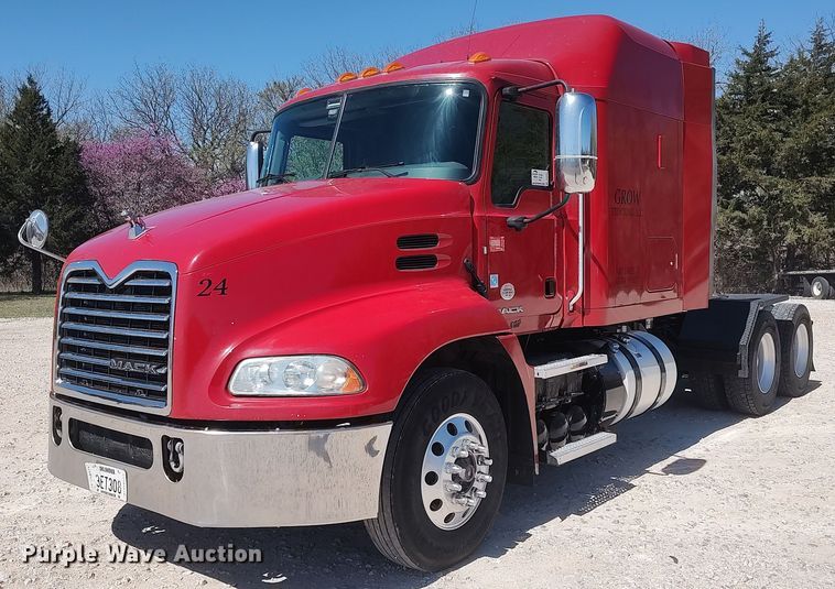 2016 Mack CXU613  semi truck - DQ0491