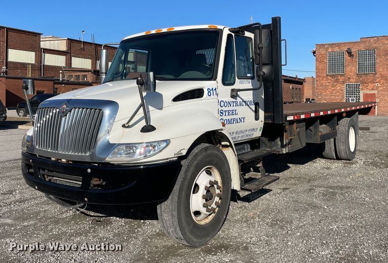 2007 International 4300  flatbed truck - LJ9542