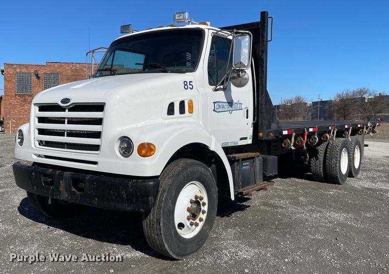 2000 Sterling L7500  flatbed truck - LJ9545