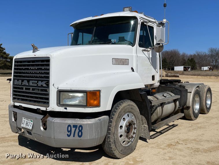 1998 Mack CH613  semi truck - LJ9586