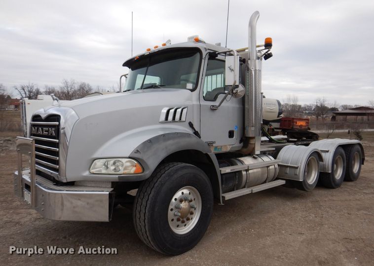 2006 Mack Granite  semi truck - MO9599