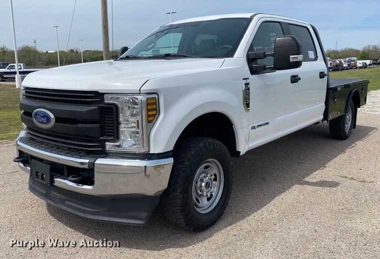 2019  Ford F250 Super Duty  Crew Cab flatbed pickup truck - DL7147