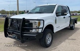 2019 Ford F250 Super Duty  Crew Cab flatbed pickup truck - DL7148
