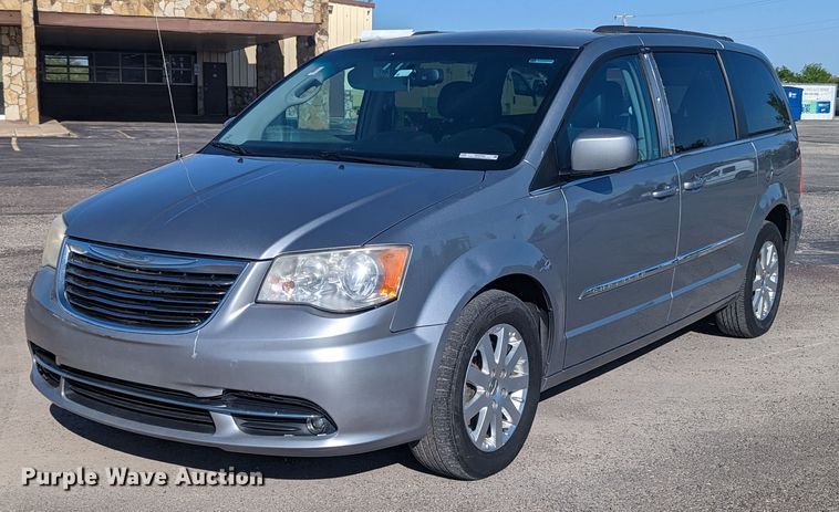 2013 Chrysler Town & Country  van - MN9900