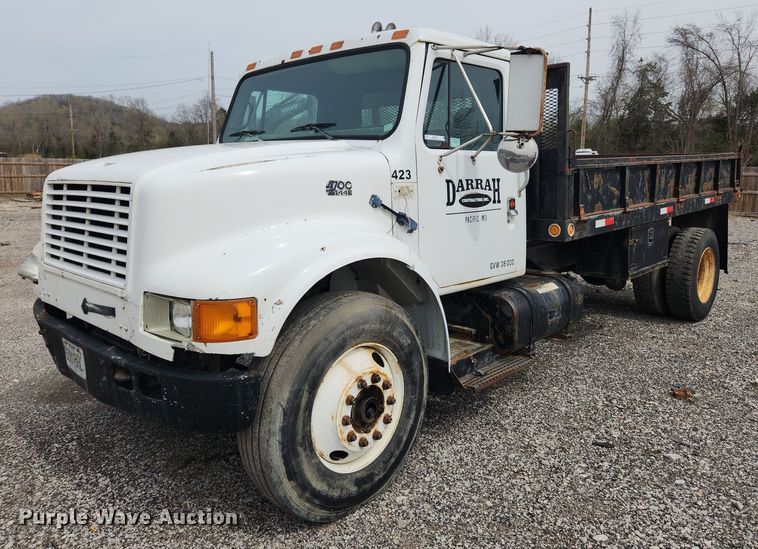 1990 International 4900  flatbed truck - MW9637