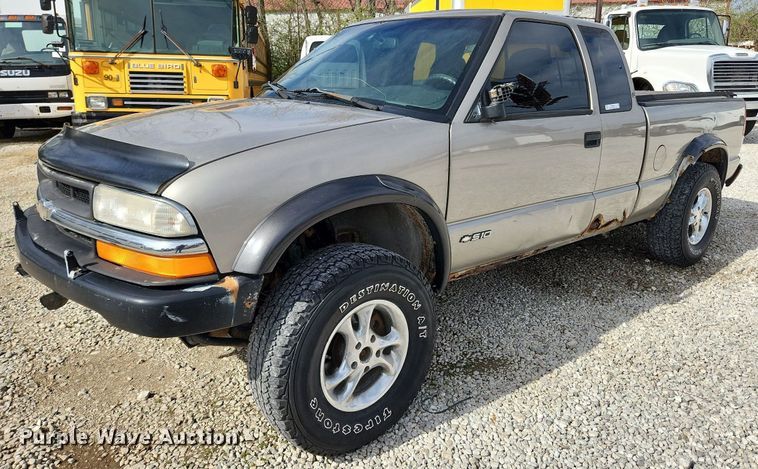 2000 Chevrolet S10  Ext. Cab pickup truck - MW9655