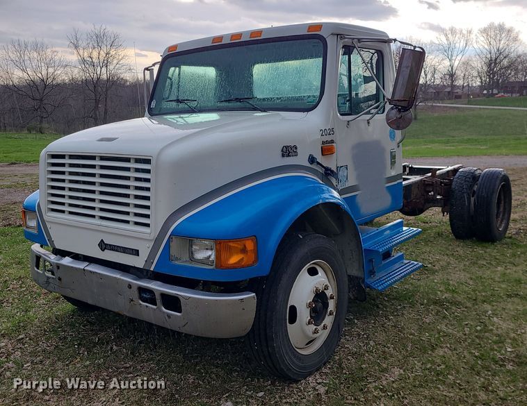 1997 International 4700  truck cab and chassis - MX9617
