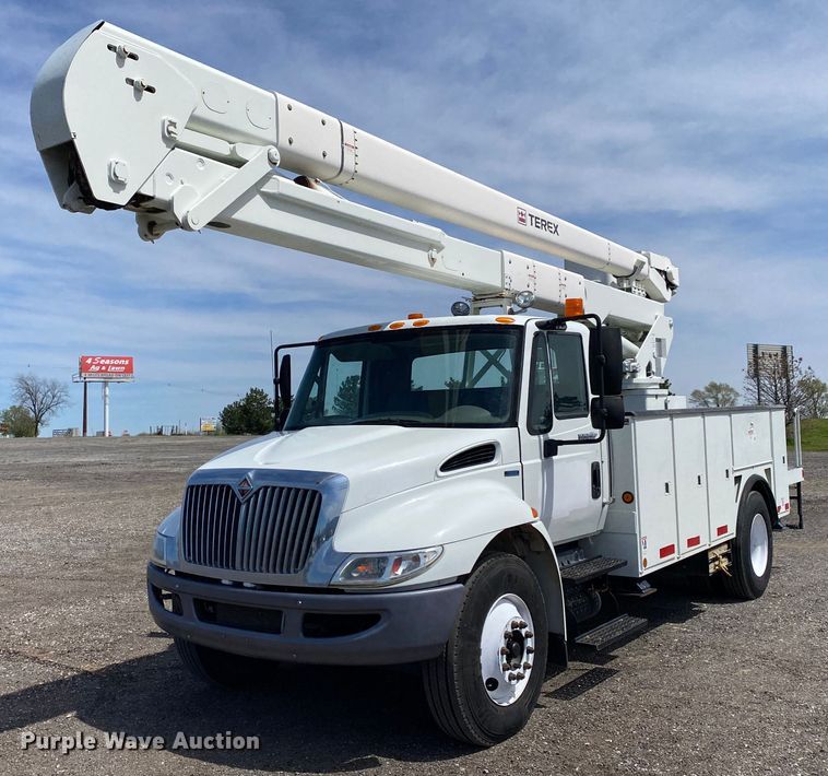 2010 International 4300 SBA  bucket truck - KB9489