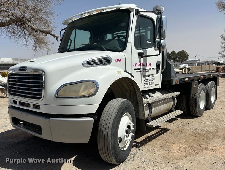 2009 Freightliner M106  flatbed truck - KX9194